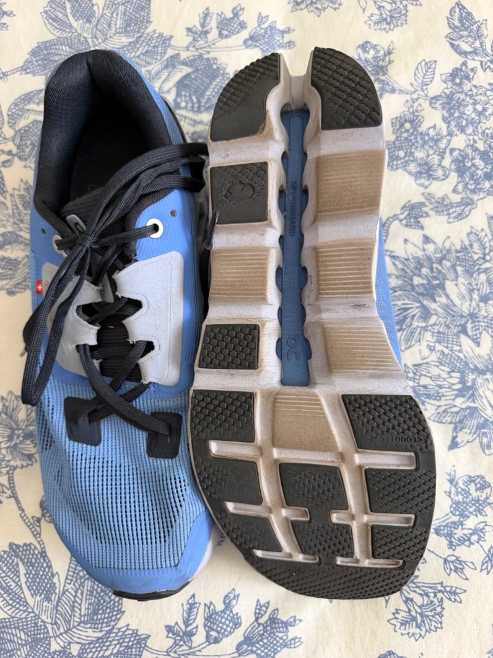 on cloud sneaker - size 9 - Picture 3 of 4